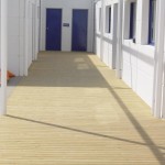 Instalación de tarima Exterpark Classic en Pino cuperizado