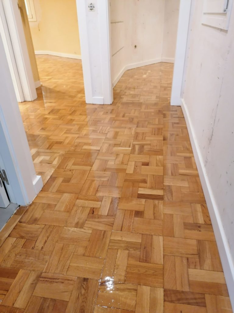Barniz satinado para suelo en mosaico